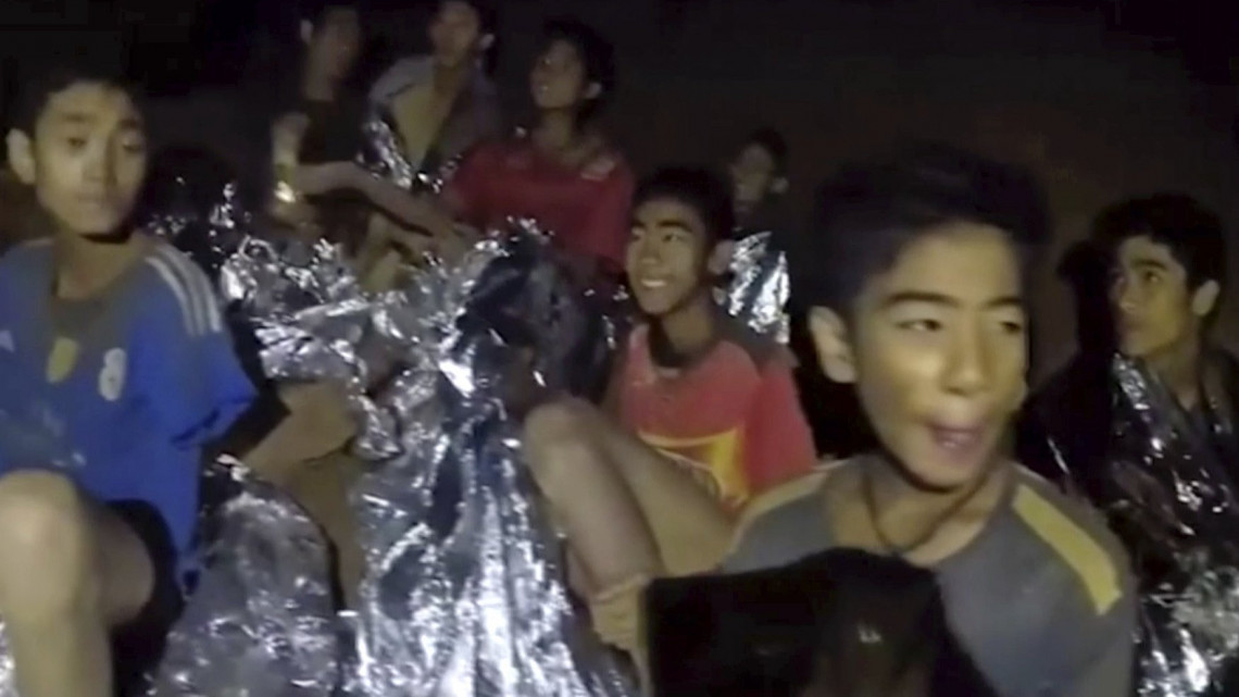 Maeszai, 2018. július 4.A thaiföldi haditengerészet által közreadott képen néhány fiú a Tham Luang-barlangban 2018. július 4-én. megtalálták egy edzőjével együtt június 23-án eltűnt ifjúsági labdarúgócsapat tizenkét játékosát az észak-thaiföldi Csiangraj tartományban fekvő Maeszaiban. A barlangba betört víz által a külvilágtól elzárt tizenhárom emberhez sikerült eljutni a mentőknek és egészségügyiseknek, de a kimentésük legbiztonságosabb módját még keresik. (MTI/AP/A thaiföldi haditengerészet Facebook-oldala)
