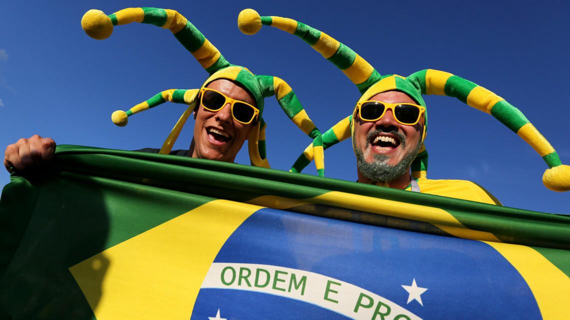 Kazany, 2018. július 6.Brazil szurkolók az oroszországi labdarúgó-világbajnokság negyeddöntőjében játszandó Brazília - Belgium mérkőzés előtt a Kazany Arénánál 2018. július 6-án. (MTI/EPA/Taccjana Zenkovics)