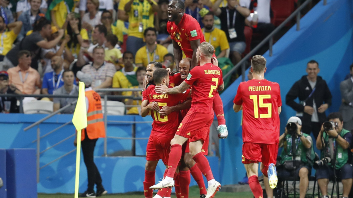 Kazany, 2018. július 6.Belga játékosok ünneplik a brazil Fernandinho öngólját a Brazília - Belgium mérkőzésen, az oroszországi labdarúgó-világbajnokság negyeddöntőjében a Kazany Arénában 2018. július 6-án. (MTI/AP/Eduardo Verdugo)