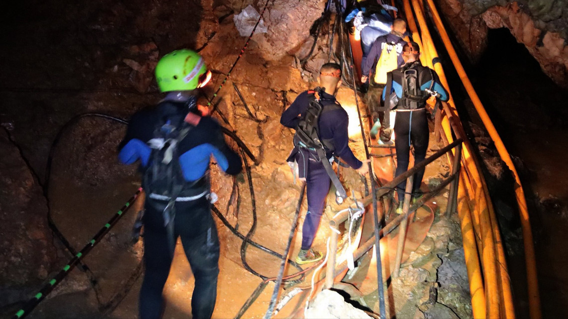 Maeszai, 2018. július 7.A thaiföldi haditengerészet 2018. július 7-én közreadott felvétele egy mentőcsapatról az esővízzel elárasztott Tham Luang barlangban, az ott rekedt tizenkét diák és edzője kimentésére végzett művelet közben az észak-thaiföldi Csiangraj tartományban fekvő Maeszaiban. A mentőegységek július 2-án találtak rá a június 23-án eltűnt ifjúsági focicsapat tagjaira és edzőjükre a Bangkoktól ezer kilométerre, északra fekvő barlangrendszerben. A mentőmunkálatok során búvárok oxigénpalackokat helyeznek el a barlangban, a több kilométeres, tervezett mentési útvonal mentén. (MTI/EPA/Thaiföldi haditengerészet)