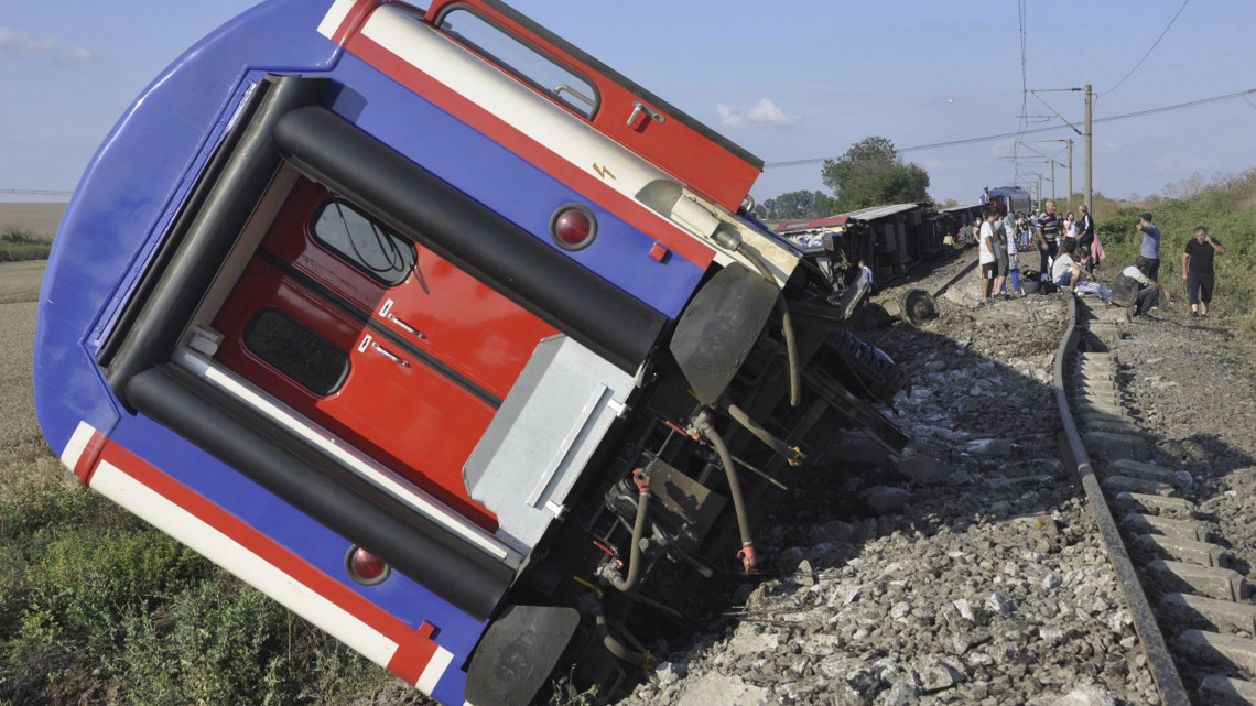 Sarilar, 2018. július 8.Kisiklott egy Isztambulba tartó személyvonat az északnyugat-törökországi Tekirdag tartomány Sarilar falvánál 2018. július 8-án. A szerencsétlenséget a rendkívüli esőzés okozta, amely egy szakaszon kimosta a töltést a sínek alól. A török egészségügyi minisztérium szerint a balesetben legkevesebb tízen életüket vesztették, 73 utas megsebesült. (MTI/AP/DHA-Depo/Mehmet Yirun)