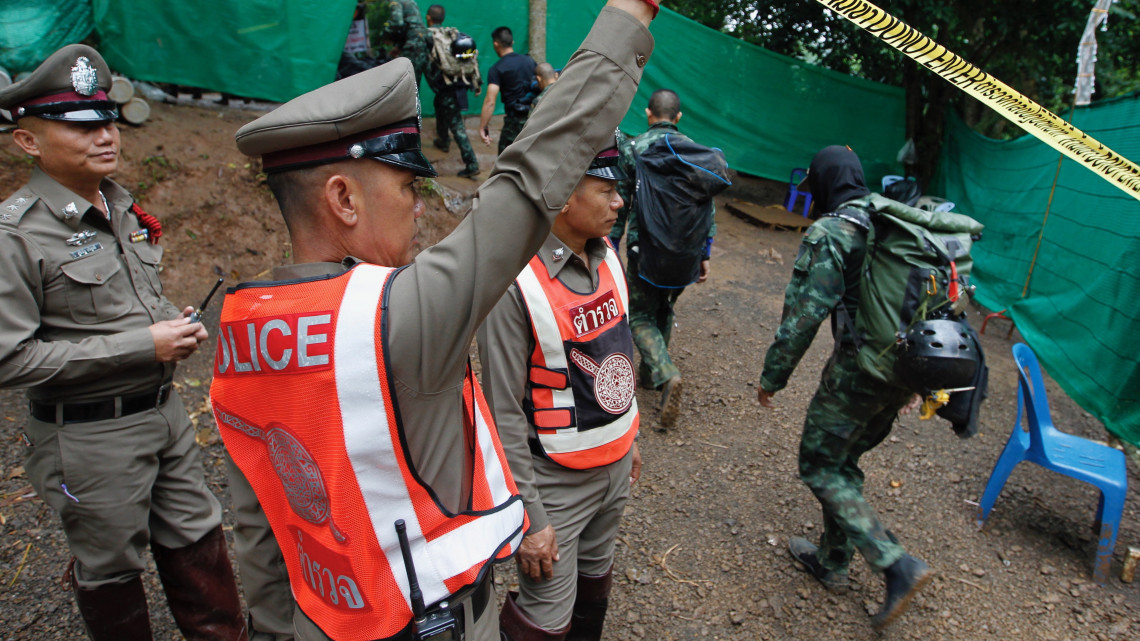 Csiangraj, 2018. július 8.Thaiföldi rendőrök a Tham Luang barlangban rekedt tizenkét diák és edzőjük kimentésére létesített táborban, észak-thaiföldi Csiangraj tartományban fekvő Maeszaiban 2018. július 8-án. A mentőegységek július 2-án élve találták a június 23-án eltűnt csoportot az esővíz miatt járhatatlanná vált barlangban. (MTI/EPA/Pongmanat Tasziri)