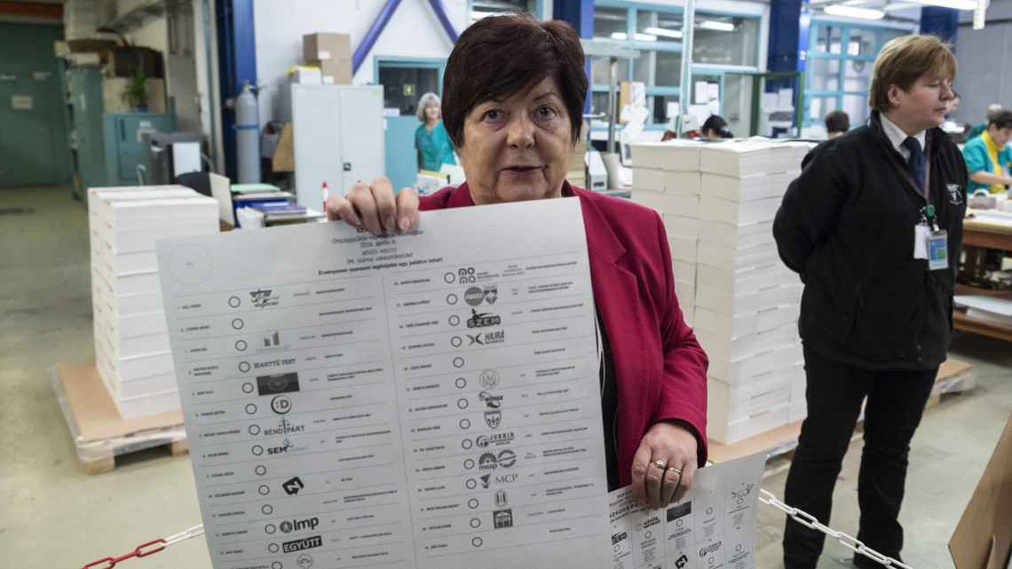 Pálffy Ilona, a Nemzeti Választási Iroda (NVI) elnöke beszél az április 8-ai országgyűlési választás szavazólapjainak nyomtatásáról tartott sajtótájékoztatón az ÁNY Biztonsági Nyomda kőbányai telephelyén 2018. március 22-én. A nyomdában kétféle (a magyarországi és levélben szavazáshoz szükséges) országos pártlistás szavazólapot, a 106 egyéni választókerület és a 13 nemzetiség országos listás szavazólapját, vagyis összesen 121 félét készítenek. Körülbelül 18 millió szavazólap készül a nyomdában.