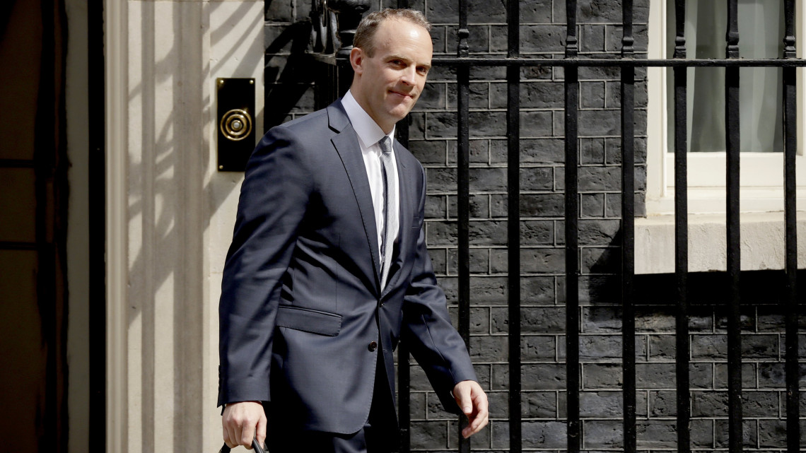 London, 2018. július 9.Dominic Raab, az önkormányzatokért és helyi közösségekért felelős brit minisztérium korábbi államtitkára elhagyja a brit kormányfői rezidenciát, a Downing Street 10-et, ahol Theresa May brit miniszterelnök kinevezte őt a brit EU-tagság megszűnésének folyamatát irányító brit minisztérium (DExEU) élére 2018. július 9-én. Raab elődje, David Davis ugyanezen a napon jelentette be lemondását, indoklása szerint azért, mert a kormány Brexit-politikája miatt mind kevésbé látja valószínűnek a brit EU-tagságról két éve tartott népszavazás döntésének maradéktalan végrehajtását. (MTI/AP/Matt Dunham)