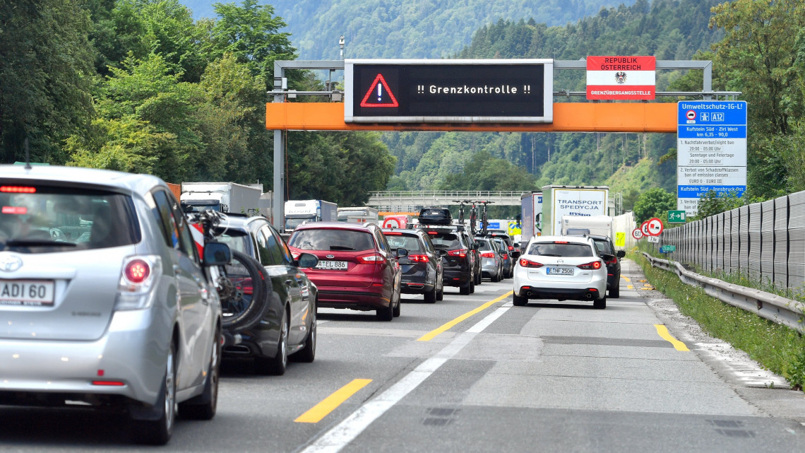 Kiefersfelden, 2018. július 9.Ausztriába tartó gépjárművek sorakoznak a bajorországi München és az ausztriai Innsbruck közötti autópályán, a német oldalon fekvő Kiefersfelden közelében 2018. július 9-én. Ausztria éjféltől öt napra határellenőrzést vezetett be a Tirol tartományba északról és délrő belépőkkel szemben biztonsági intézkedésként az Európai Unió bel- és igazságügy-minisztereinek Innsbruckban tartandó kétnapos találkozójára hivatkozva. A felirat jelentése: határellenőrzés. (MTI/EPA/Kerstin Joensson) *** Local Caption *** malý vrtužník