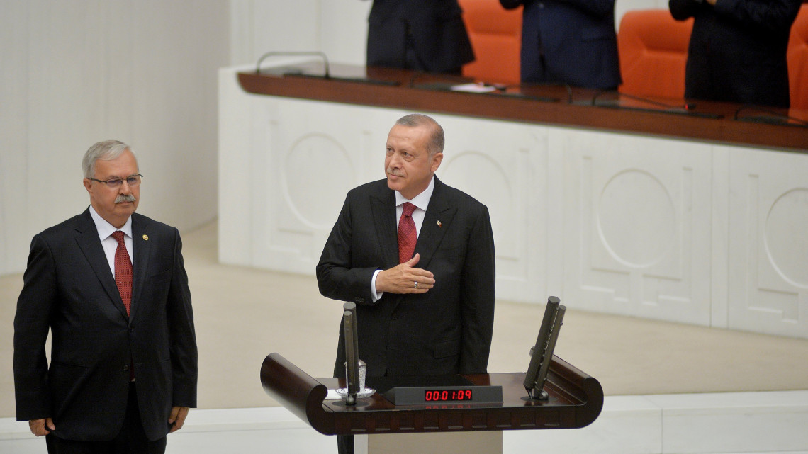 Ankara, 2018. július 9.Az újraválasztott török elnök, Recep Tayyip Erdogan leteszi az államfői esküt a török parlamentben Ankarában 2018. július 9-én. Ezzel Törökországban hivatalosan is végrehajtó elnöki rendszer lépett életbe az eddigi parlamentáris berendezkedés helyett.