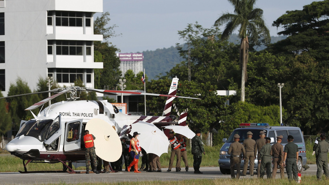 Csiangraj, 2018. július 9.Helikopterből mentőautóba helyezik át az egyik kimentett fiút a csiangraji katonai repülőtéren 2018. július 9-én, amikor folytatódik a június 23-án edzőjével a barlangban eltűnt ifjúsági labdarúgócsapat mentését az észak-thaiföldi Csiangraj tartományban fekvő Maeszaiban. A barlangba betört víz által a külvilágtól elzárt csapat tagjai közül eddig hetet sikerült felszínre hozni. (MTI/EPA/Rungrodzs Jongrit) *** Local Caption *** malý vrtužník