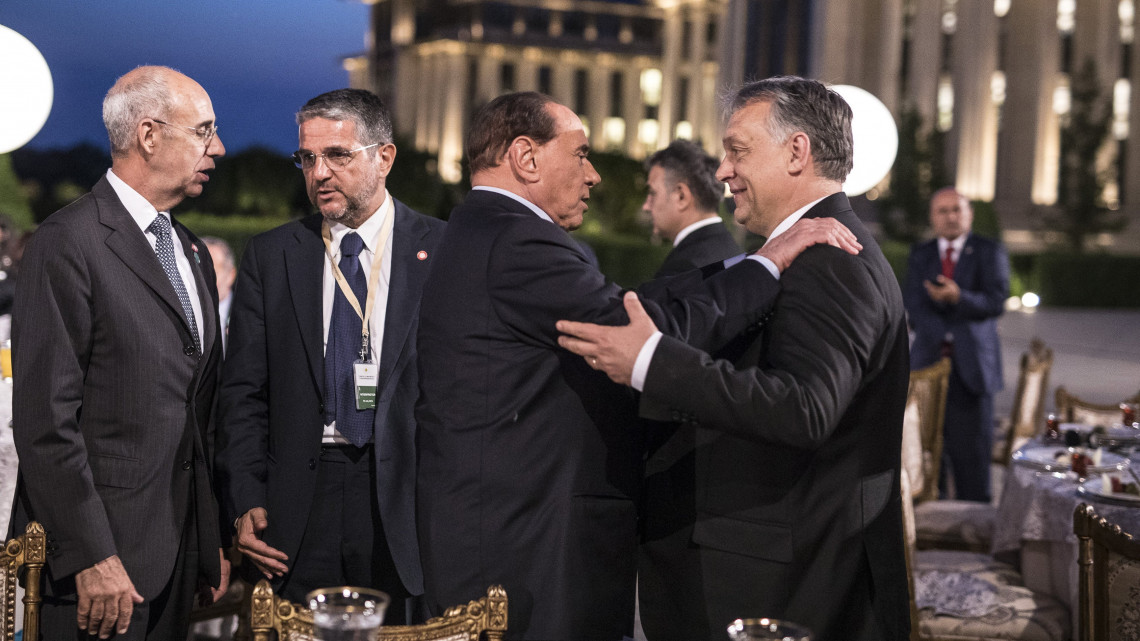A Miniszterelnöki Sajtóiroda által közzétett képen Silvio Berlusconi volt miniszterelnök, az ellenzéki jobbközép Hajrá Olaszország (Forza Italia) párt vezetője (j2) Orbán Viktor miniszterelnök (j) Recep Tayyip Erdogan újraválasztott török elnök beiktatásán Ankarában 2018. július 9-én.