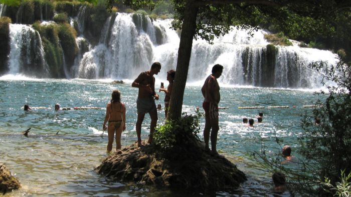 Egy balatoni vagy egy horvátországi nyaralással jár jobban egy négytagú család?