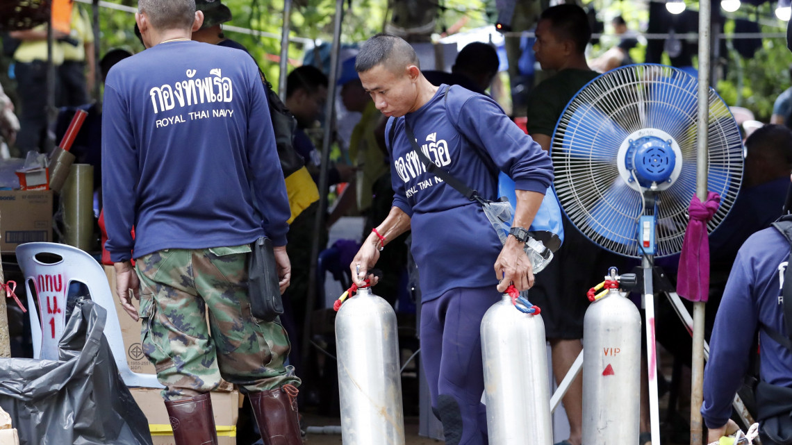 Maeszai, 2018. július 6.Thaiföldi katona oxigénpalackokat visz az esővízzel elárasztott Tham Luang barlangban rekedt tizenkét diák és edzője kimentésére végzett művelet közben az észak-thaiföldi Csiangraj tartományban fekvő Maeszaiban 2018. július 6-án. A mentőegységek július 2-án találtak rá a június 23-án eltűnt ifjúsági focicsapat tagjaira és edzőjükre a Bangkoktól ezer kilométerre északra fekvő barlangrendszerben. A mentőmunkálatok során búvárok oxigénpalackokat helyeznek el a barlangban, a több kilométeres, tervezett mentési útvonal mentén. (MTI/EPA/Rungrodzs Jongrit)