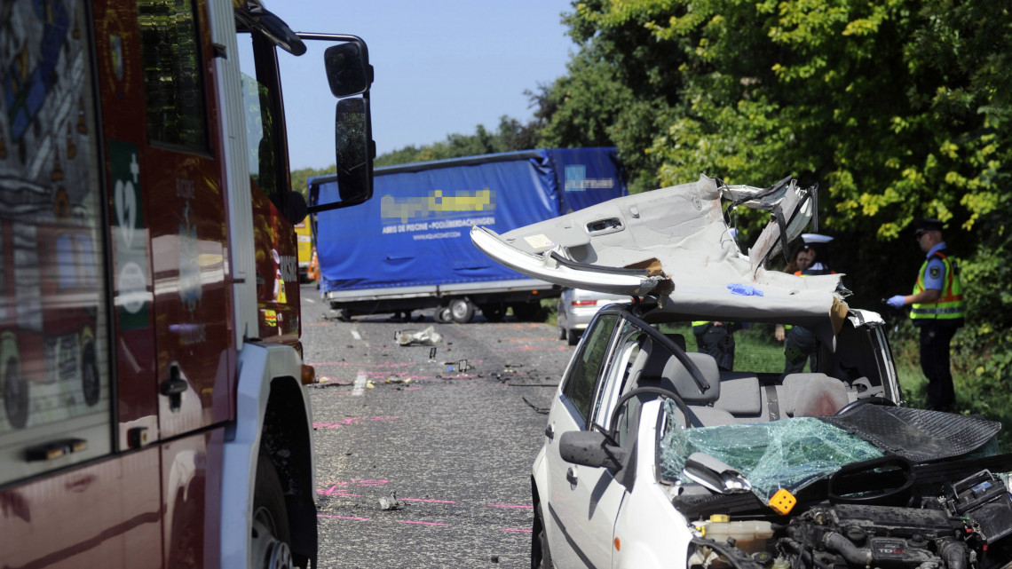 Sérült személygépkocsi és teherautó, miután összeütköztek az 1-es főúton Bicskénél 2018. július 10-én. A személyautót vezető férfi életét vesztette.