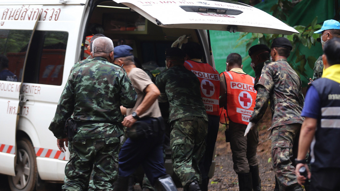 Maeszai, 2018. július 9.Mentőautóba helyeznek egy kimentett fiút a Tham Luang-barlang bejáratának közelében 2018. július 8-án, amikor megkezdték a június 23-án edzőjével a barlangban eltűnt ifjúsági labdarúgócsapat kimentését az észak-thaiföldi Csiangraj tartományban fekvő Maeszaiban. A barlangba betört víz által a külvilágtól elzárt csapat tagjai közül négyet sikerült felszínre hozni. (MTI/EPA/Csiangraj tartomány közönségkapcsolati irodája)
