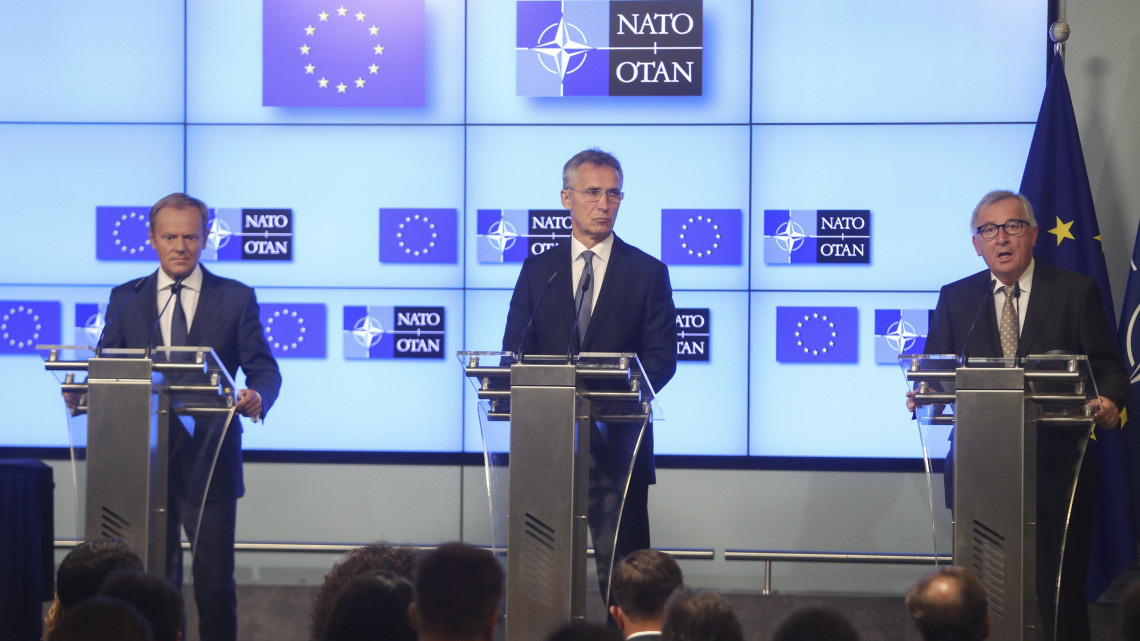 Brüsszel, 2018. július 10.Donald Tusk, az Európai Tanács elnöke, Jens Stoltenberg NATO-főtitkár és Jean-Claude Juncker, az Európai Bizottság elnöke (b-j) az Európai Unió és a NATO egynapos brüsszeli csúcstalálkozóján tartott sajtótájékoztatón 2018. július 10-én. Az észak-atlanti katonai szövetség tagállamainak vezetői július 11-én kétnapos tanácskozást kezdenek a belga fővárosban. (MTI/EPA/Olivier Hoslet)