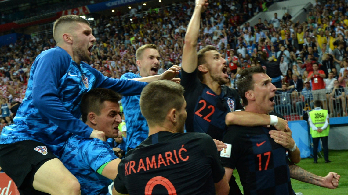 Moszkva, 2018. július 11.A horvát Mario Mandzukic (k) csapattársaival ünnepel, miután gólt lőtt az oroszországi labdarúgó-világbajnokság elődöntőjében játszott Horvátország - Anglia mérkőzést követő hosszabbításban a moszkvai Luzsnyiki Stadionban 2018. július 11-én. Horvátország hosszabbítás után 2-1-re győzött.(MTI/EPA/Peter Powell)