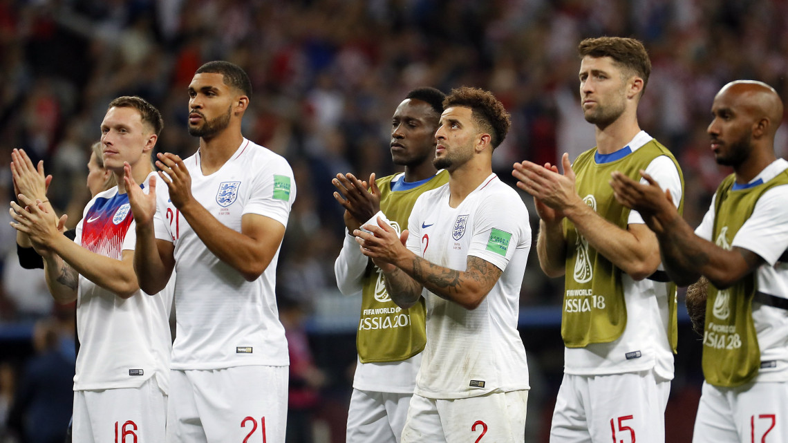 Moszkva, 2018. július 11.Az angol játékosok tapsolnak az oroszországi labdarúgó-világbajnokság elődöntőjében játszott Horvátország - Anglia mérkőzést követő hosszabbítás után a moszkvai Luzsnyiki Stadionban 2018. július 11-én. Horvátország hosszabbítás után 2-1-re győzött. (MTI/EPA/Jurij Kocsetkov)