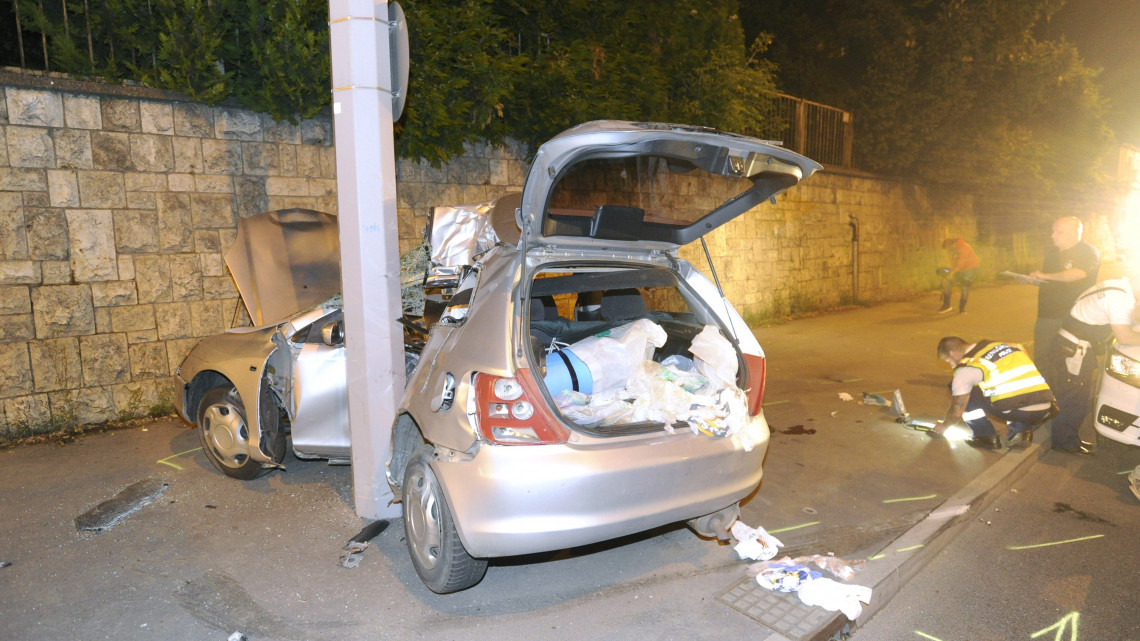 Összeroncsolódott személyautó Budapesten, a Budaörsi út és a Bozókvár utca kereszteződésénél 2018. július 12-re virradó éjjel, miután a jármű összeütközött egy másik autóval, majd egy oszlopnak csapódott. A sofőr a helyszínen meghalt.