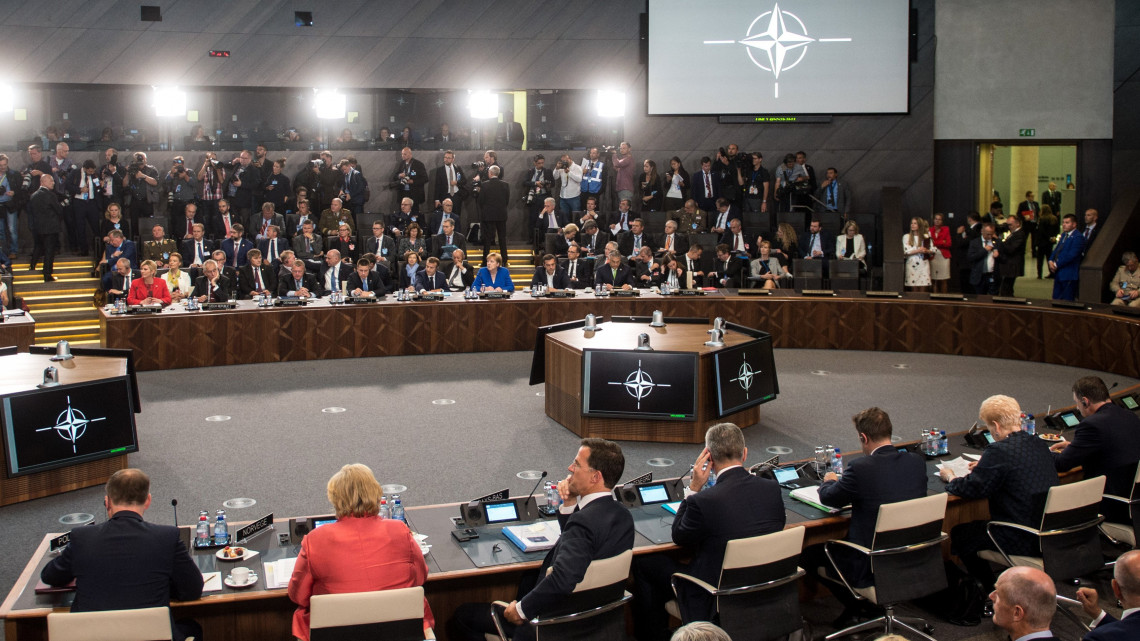 A Miniszterelnöki Sajtóiroda által közzétett képen a NATO kétnapos brüsszeli csúcsértekezletének nyitóülése 2018. július 11-én. Szemben, az első sorban, jobbról a második Orbán Viktor miniszterelnök.