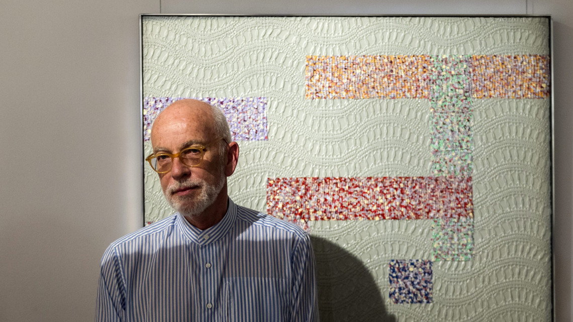 Sam Havadtoy (Havadtőy Sámuel) magyar származású amerikai festő, lakberendező az Új művek című kiállítása megnyitóján a budapesti Kálmán Makláry Fine Arts galériában 2016. május 12-én.