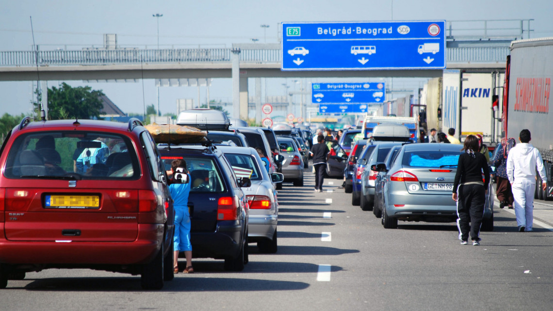 Autók torlódnak az M5-ös autópályán a röszkei határátkelőhely kilépőoldala előtt, miután a Németországból és Hollandiából hazatérő, főként török vendégmunkások miatt mintegy négyórásra nőtt a várakozási idő. A rendőrség ideiglenesen elterelte a forgalmat Tompa felé.