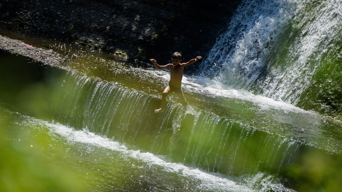 Szófia, 2017. augusztus 4.Egy fiú hűsíti magát egy folyó vizében Szófiában, ahol 40 Celsius-fokos hőség tombol 2017. augusztus 4-én. (MTI/EPA/Vaszil Donev)