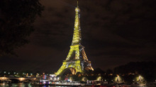 Francia katonák Ukrajnában feliratú koporsók az Eiffel-toronynál