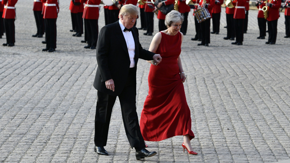 Blenheim, 2018. július 13.Theresa May brit miniszterelnök fogadja Donald Trump amerikai elnököt a blenheimi kastélyban adott vacsora előtt, 2018. július 12-én. (MTI/EPA/Daily Telegraph pool/Geoff Pugh)