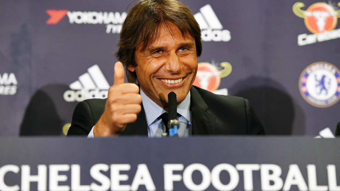 London, 2016. július 14.Antonio Conte, az angol Chelsea labdarúgócsapat új, olasz vezetőedzője sajtóértekezletet tart a londoni Stamford Bridge Stadionban 2016. július 14-én. (MTI/EPA/Andy Rain)