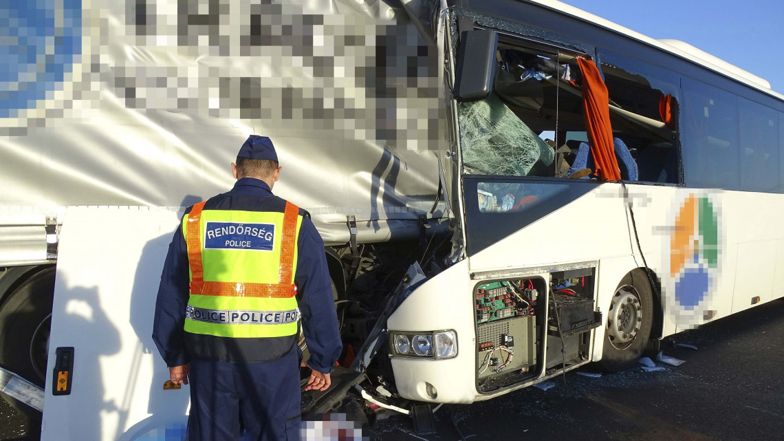 Összeroncsolódott kamion és autóbusz 2017. október 9-én az M5-ös autópályán, Kecskemétnél, ahol két teherautó és egy rendőröket szállító busz ütközött össze. A balesetben ketten meghaltak.