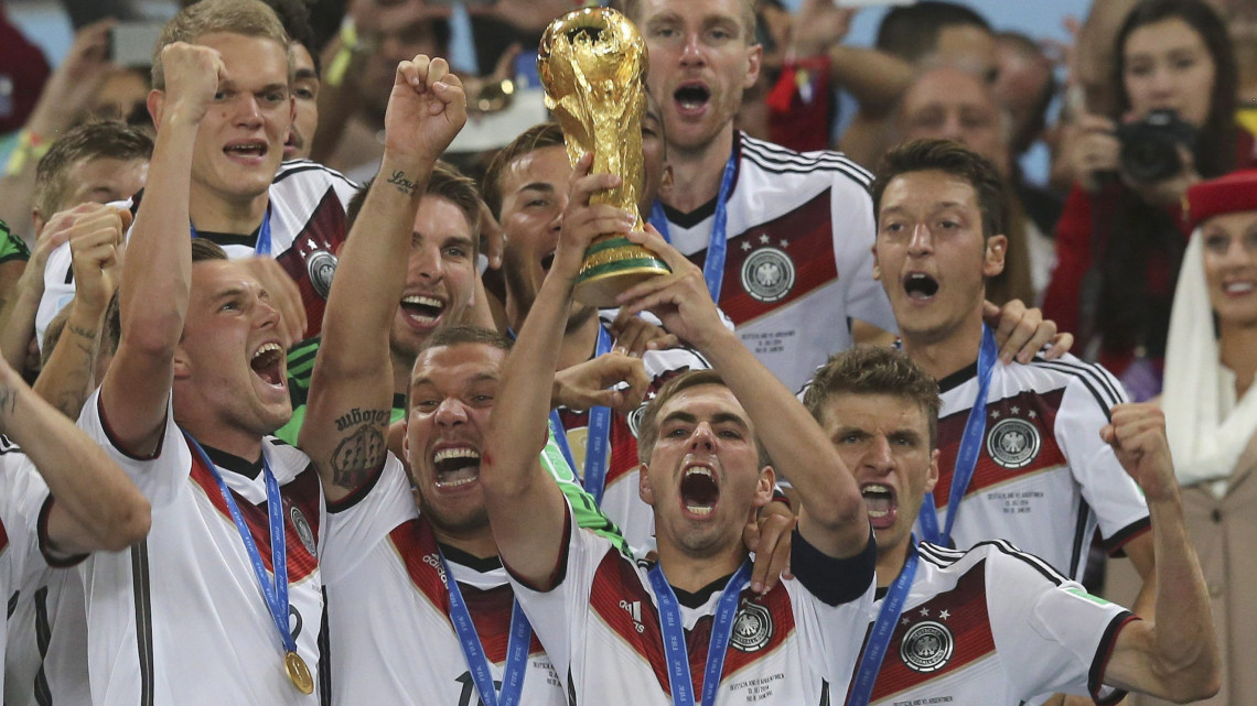 Rio de Janeiro, 2014. július 13.Philipp Lahm német csapatkapitány emeli a magasba a világbajnoki trófeát a brazíliai labdarúgó-világbajnokság Németország-Argentína döntő mérkőzést követő díjkiosztó ünnepségen a Rio de Janeiró-i Maracana Stadionban 2014. július 13-án. Németország a rendes játékidőt követő hosszabbításban Mario Götze góljával 1-0-ra győzött és negyedszer hódította el a világbajnoki trófeát. (MTI/EPA/Marcelo Sayao)