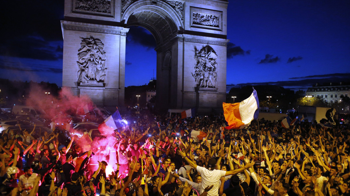 Párizs, 2018. július 11.Francia szurkolók ünnepelnek a párizsi diadalívnél, miután csapatuk 1-0-ra győzött az oroszországi labdarúgó-világbajnokság elődöntőjében játszott Franciaország - Belgium mérkőzésen 2018. július 10-én. (MTI/AP/Thibault Camus)