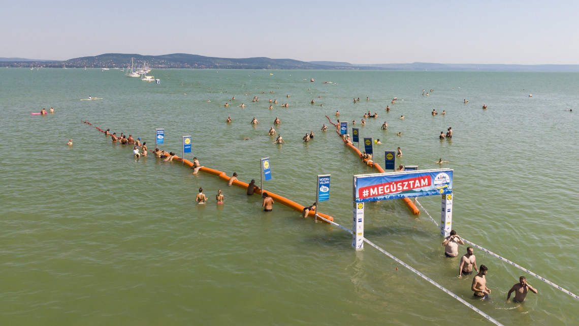 A 36. Balaton-átúszás résztvevői úsznak a cél közelében Balatonboglárnál 2018. július 14-én. A versenyzők 5,2 kilométeres távot teljesítenek Révfülöp és Balatonboglár között.
