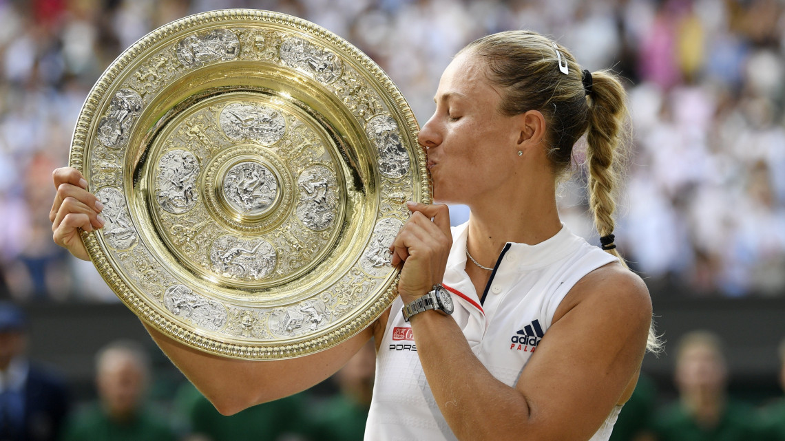 London, 2018. július 14.A német Angelique Kerber kezében a wimbledoni teniszbajnokság női egyese győztesének járó trófeával Londonban 2018. július 14-én. Kerber 6:3, 6:3-ra győzött az amerikai Serena Williams ellen a döntőben. (MTI/EPA/Neil Hall)
