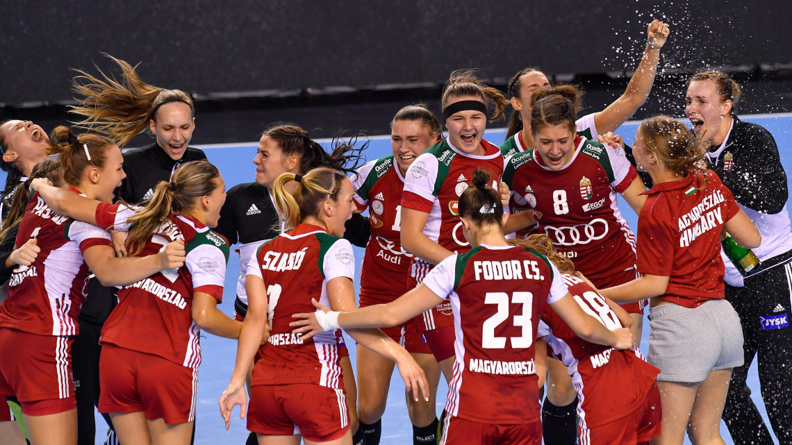 A magyar válogatott tagjai ünnepelnek, miután megnyerték női kézilabda junior-világbajnokságot a debreceni Főnix Csarnokban 2018. július 14-én. A döntőben 28-22-re győzték le Norvégia csapatát.