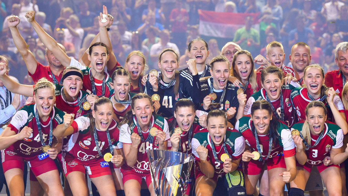 Az aranyérmes magyar válogatott a női kézilabda junior-világbajnokság eredményhirdetésén a debreceni Főnix Csarnokban 2018. július 14-én.