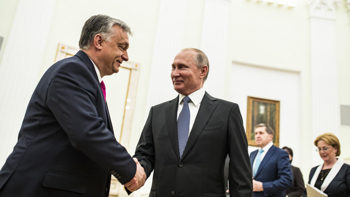 A Miniszterelnöki Sajtóiroda által közreadott képen Vlagyimir Putyin orosz elnök fogadja Orbán Viktor miniszterelnököt (b) a moszkvai Kremlben 2018. július 15-én.