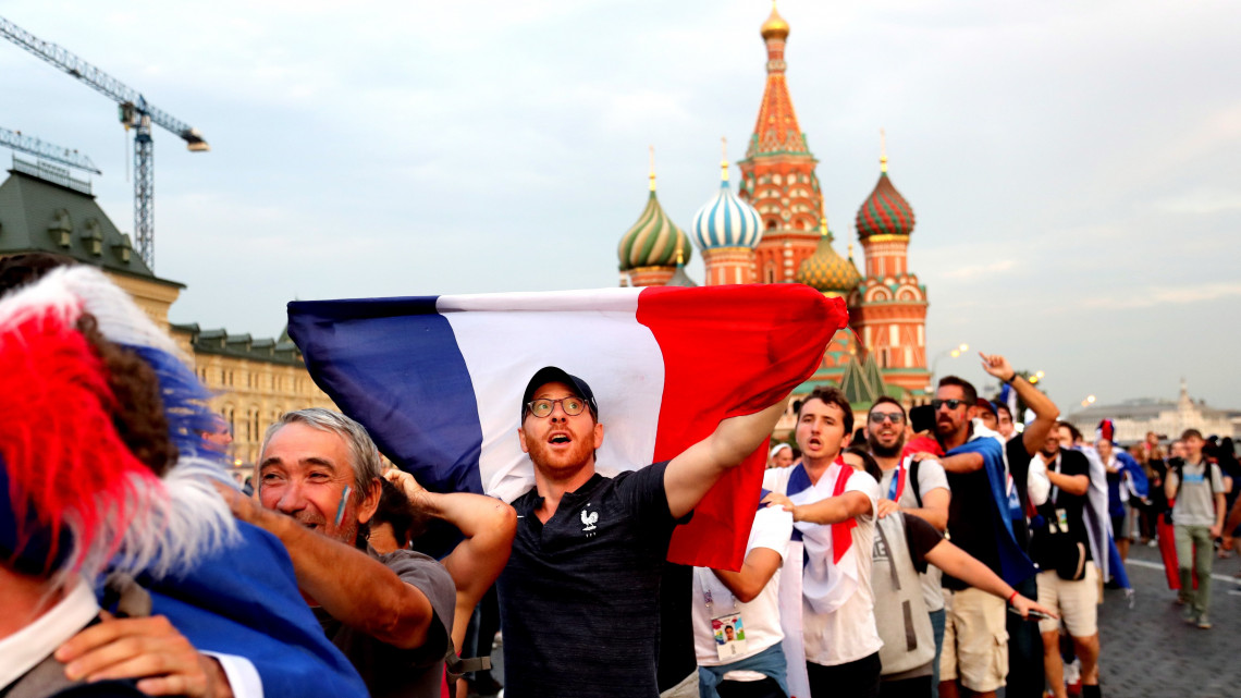 Moszkva, 2018. július 15.Francia szurkolók a moszkvai Vörös téren 2018. július 14-én, egy nappal az oroszországi labdarúgó-világbajnokság Franciaország - Horvátország döntője előtt. (MTI/EPA/Zurab Kurcikidze)