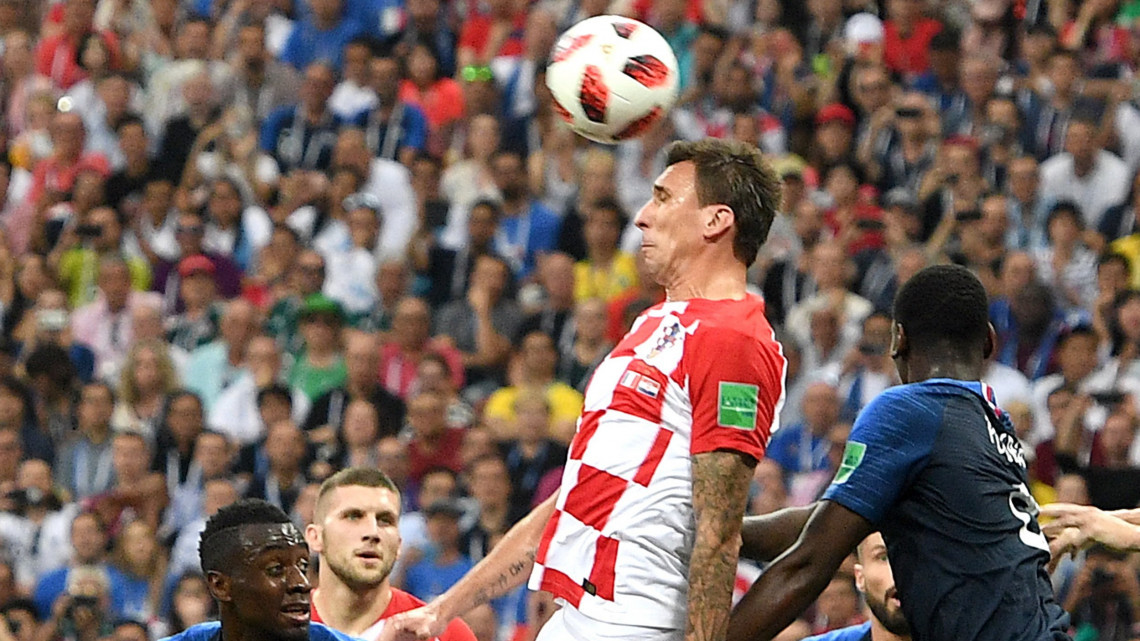 Moszkva, 2018. július 15.A horvát Mario Mandzukic (k) öngólt fejel az oroszországi labdarúgó-világbajnokság Franciaország - Horvátország döntő mérkőzésén a moszkvai Luzsnyiki stadionban 2018. július 15-én. (MTI/EPA/Facundo Arrizabalaga