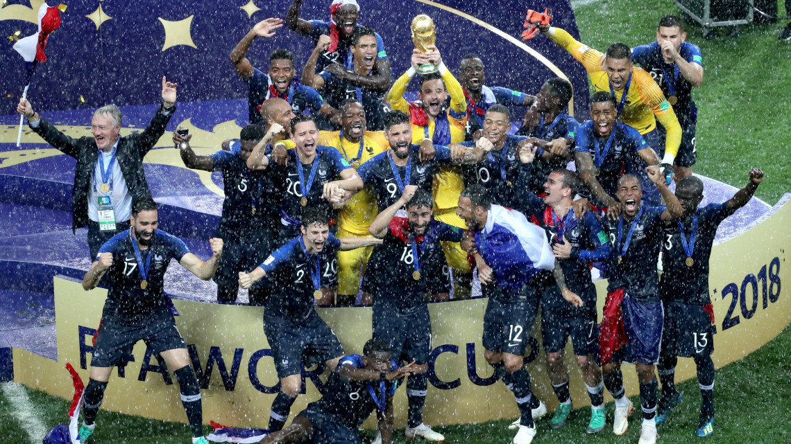 Moszkva, 2018. július 15.A francia válogatott tagjai ünnepelnek a világbajnoki trófeával az oroszországi labdarúgó-világbajnokság Franciaország - Horvátország döntő mérkőzése után a moszkvai Luzsnyiki Stadionban 2018. július 15-én. Franciaország 4-2-re győzött.  (MTI/EPA/Abedin Taherkenareh)