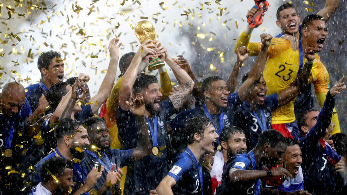 Moszkva, 2018. július 15.A francia játékosok ünnepelnek a világbajnoki trófeával az oroszországi labdarúgó-világbajnokság Franciaország - Horvátország döntő mérkőzése után a moszkvai Luzsnyiki Stadionban 2018. július 15-én. Franciaország 4-2-re győzött. (MTI/EPA/Jurij Kocsetkov)