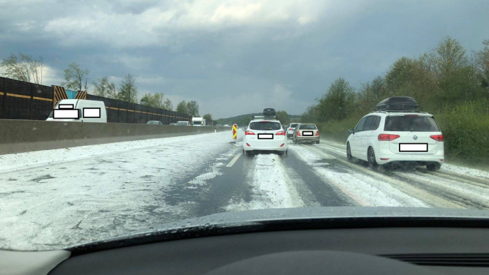 Hóként borította az autópályát a jég a szomszédunkban