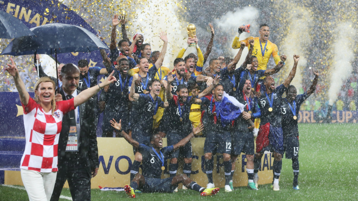 Moszkva, 2018. július 15.A francia játékosok ünnepelnek a világbajnoki trófeával az oroszországi labdarúgó-világbajnokság Franciaország - Horvátország döntő mérkőzése után a moszkvai Luzsnyiki Stadionban 2018. július 15-én. Franciaország 4-2-re győzött. Balról Kolinda Grabar-Kitarovic horvát elnök. (MTI/EPA/Mahmud Háled)