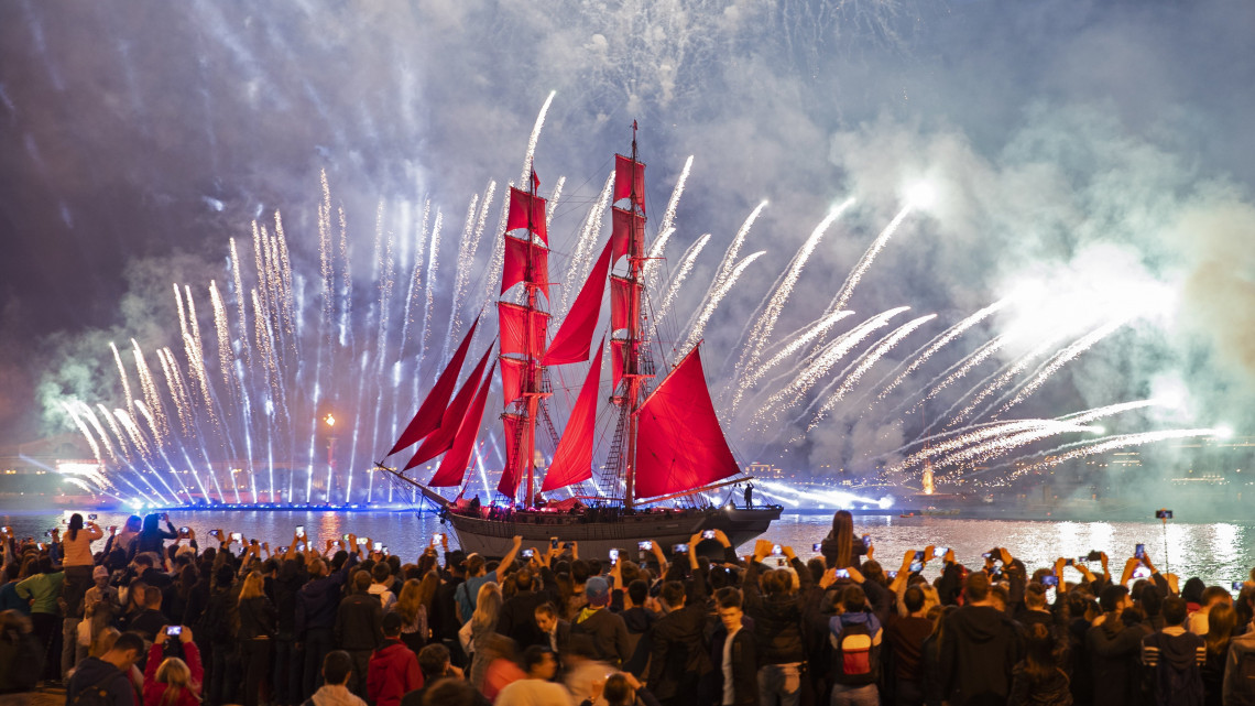 Szentpétervár, 2018. június 24.Tűzijátékkal köszöntik a vörös vitorlákkal a Néva folyón haladó kétárbócos hajót Szentpéterváron 2018. június 24-én. A skarlátvörös vitorlás megjelenésével a tanév végét ünneplik az orosz városban. Oroszországban ezen a héten fejeződik be az oktatás az általános iskolákban és a középfokú tanintézményekben, valamint a katonai akadémiákon. (MTI/EPA/Tolga Bozoglu)