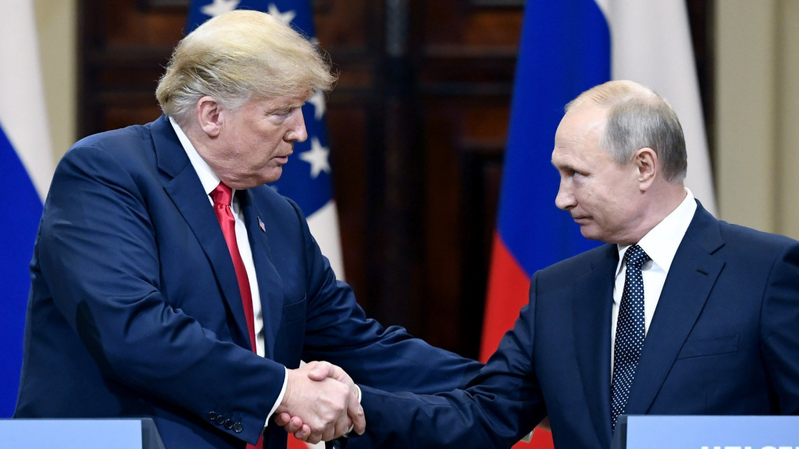 Helsinki, 2018. július 16.Donald Trump amerikai elnök (b) és Vlagyimir Putyin elnök orosz államfő kezet fog a kétoldalú megbeszélésüket követő sajtótájékoztatón a finn elnöki palotában, Helsinkiben 2018. július 16-án. (MTI/AP/Lehtikuva/Jussi Nukari)