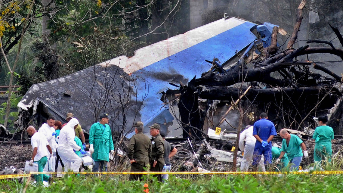 Havanna, 2018. május 19.Rendőrök és mentőalakulatok tagjai a lezuhant Boeing 737 utasszállító repülőgép roncsainál a José Martí nemzetközi repülőtérnél, a kubai fővárostól, Havannától délre 2018. május 18-án. A kubai légitársaság által bérelt mexikói Damojh légitársaság belföldi járatként közlekedő gépe röviddel a felszállás után szenvedett balesetet fedélzetén 104 utassal és 9 fős legénységgel. Eddig négy túlélőt találtak őket kórházba szállították, de egyikük később belehalt sérüléseibe. (MTI/EPA/Omara Garcia)