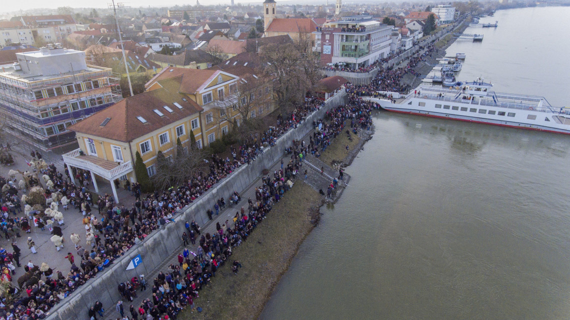Drónnal készült felvétel: a Duna partján összegyűlt tömeg a mohácsi busójárás negyedik napján, 2017. február 26-án.