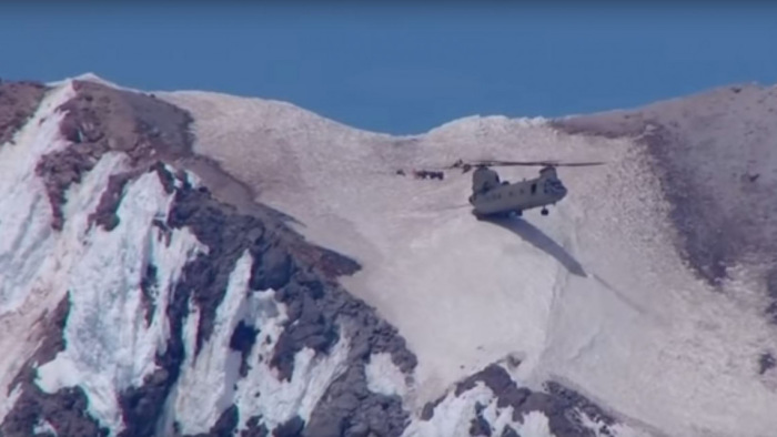 Hajmeresztő manőver egy hegyi mentés során - videó