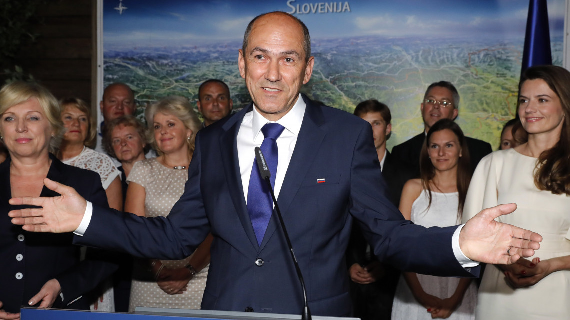 Ljubljana, 2018. június 4.Janez Jansa volt miniszterelnök, az ellenzéki jobboldali Szlovén Demokrata Párt (SDS) elnöke sajtóértekezletet tart a szlovén előrehozott parlamenti választások estéjén Ljubljanában 2018. június 3-án. A részleges eredmények szerint az SDS 25,13 százalékkal az első helyen áll. (MTI/EPA/Antonio Bat)