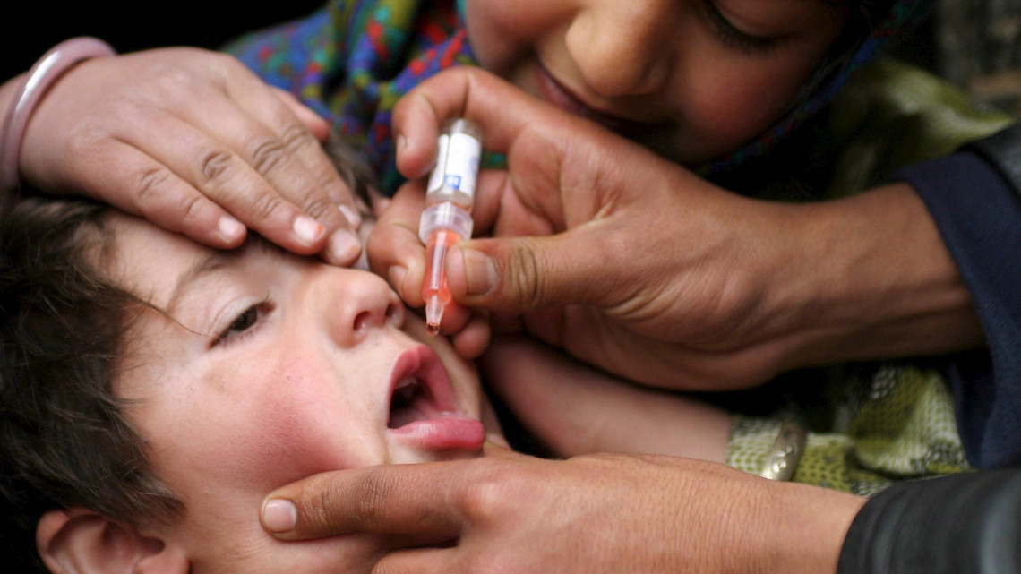Dzsalálábád, 2006. március 5.Gyermekbénulás elleni oltóanyagot adnak be egy afgán gyermeknek 2006. március 5-én Dzsalálábádban, az afgán egészségügyi minisztérium, az ENSZ Gyermekalapja (UNICEF) és az Egészségügyi Világszervezet (WHO) közös kezdeményezésére megkezdett védőoltáskampány keretében. Március 5. és 7. között Afganisztánban hétmillió gyermek kap szájon át vakcinát a gyermekparalízis kórokozója ellen. (MTI/EPA/RAHMAT GUL)