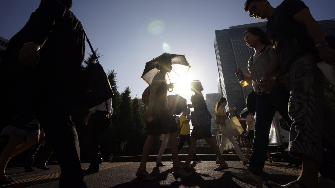 Tokió, 2015. július 14.Helyiek ernyőkkel védekeznek a hőség ellen Tokióban 2015. július 14-én, amikor a hőmérséklet meghaladja a 36 Celsius-fokot a japán fővárosban. (MTI/EPA/Franck Robichon)