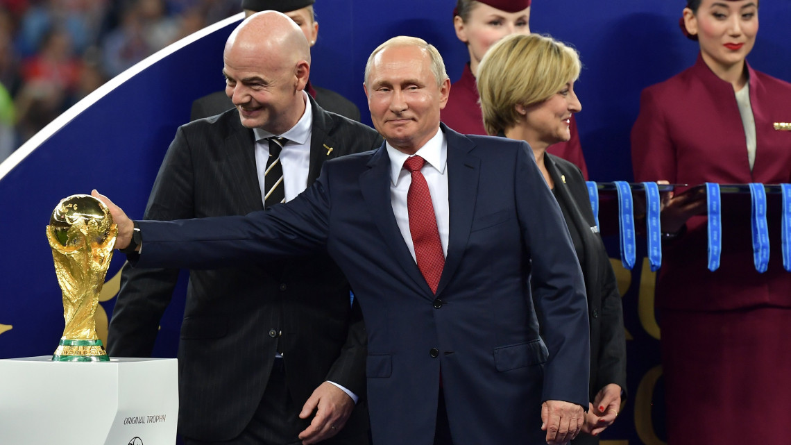 Moszkva, 2018. július 15.Vlagyimir Putyin orosz elnök (j) és Gianni Infantino, a Nemzetközi Labdarúgó-szövetség, a FIFA elnöke a világbajnoki trófea átadása előtt az oroszországi labdarúgó-világbajnokság Franciaország - Horvátország döntő mérkőzése után a moszkvai Luzsnyiki Stadionban 2018. július 15-én. Franciaország 4-2-re győzött. (MTI/EPA/Peter Powell)